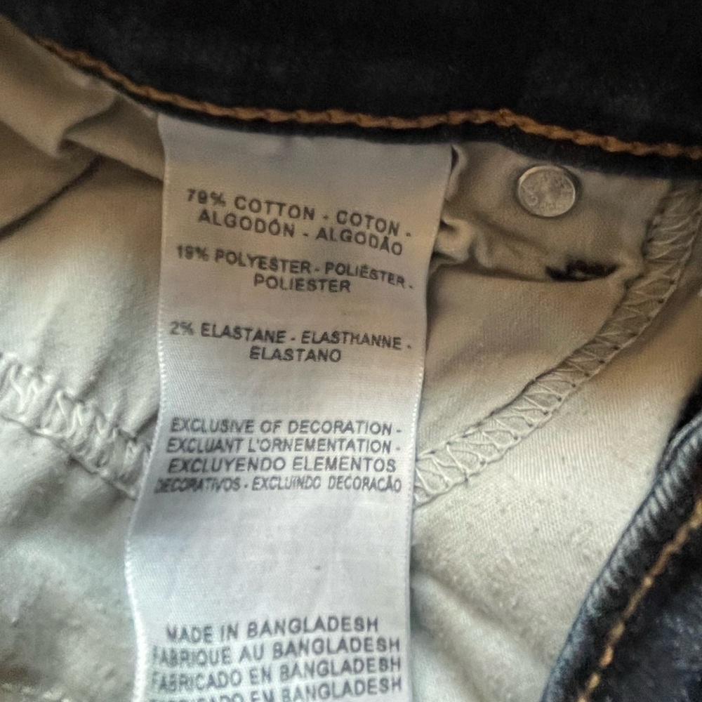 Capris/ size 4 / Denizen/ blue color in the first picture is not correct - Picture 6 of 6